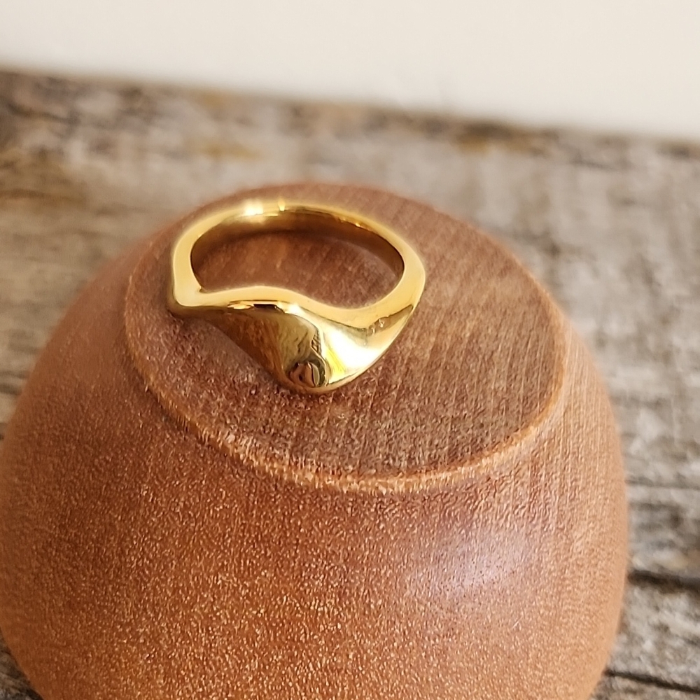 Elegant Gold Women's Ring